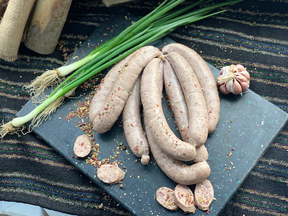 CHIŞCĂ MOLDOVENEASCĂ: Produs fiert cu membrană naturală comestibilă din carne de porc, organe, orez, ceapă și condimente naturale.