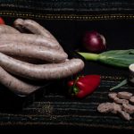 CHIŞCĂ MOLDOVENEASCĂ: Produs fiert cu membrană naturală comestibilă din carne de porc, organe, orez, ceapă și condimente naturale.