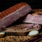 JAMBON ŢĂRĂNESC FĂRĂ OS: Produs fiert și dublu afumat din pulpă de porc fără os, cu condimente naturale.