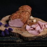 JAMBON CU MIERE ŞI ROZMARIN: Produs fiert si afumat din pulpă de porc, aromatizat cu condimente naturale și miere.