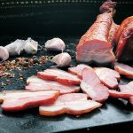 KAIZER: Piept de porc fiert și afumat, aromatizat cu condimente naturale.
