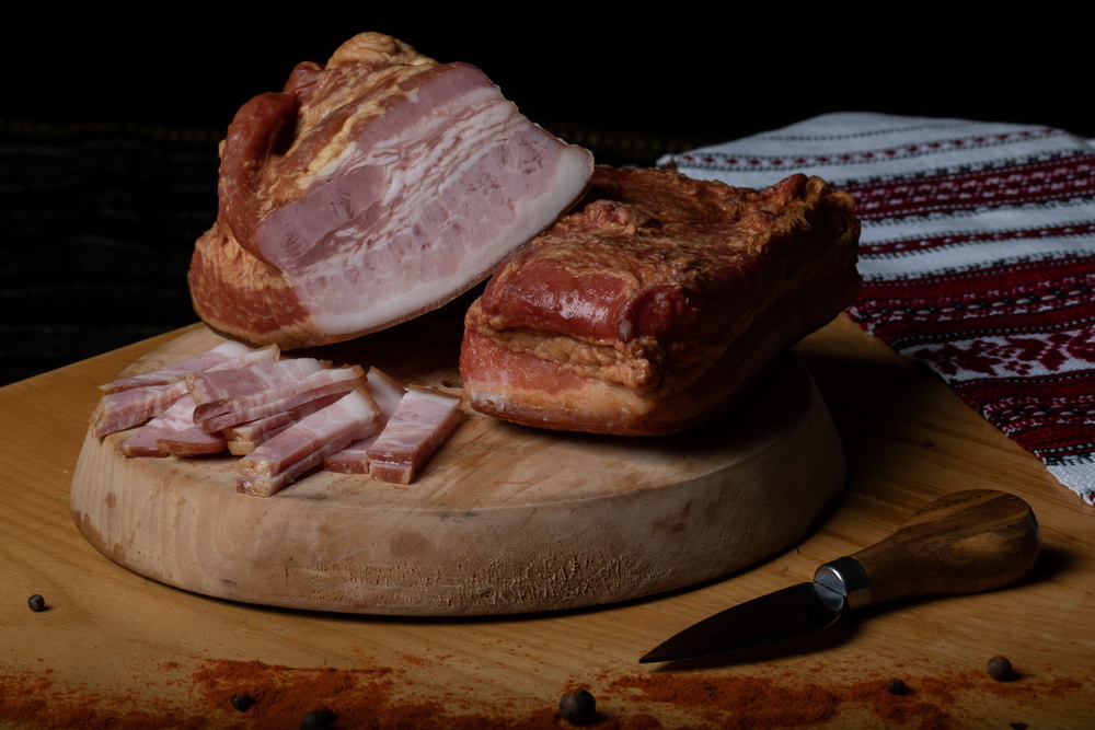 KAIZER: Piept de porc fiert și afumat, aromatizat cu condimente naturale.