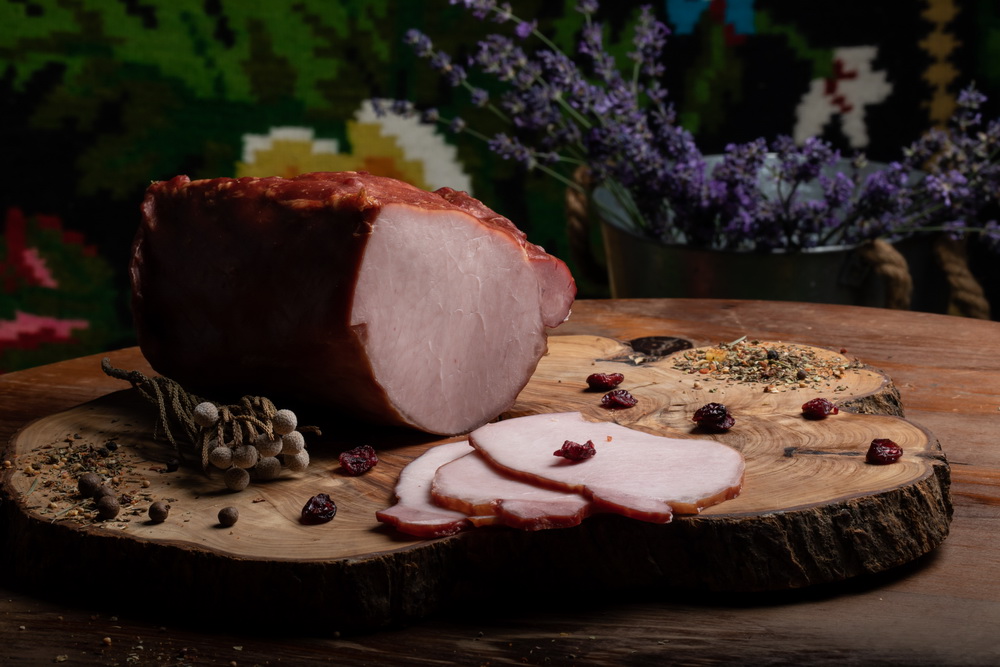 MUŞCHI FILE: Mușchi de porc crud uscat și afumat, aromatizat cu condimente naturale.