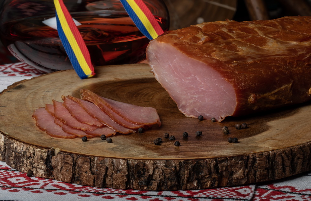 MUŞCHI FILE CRUD USCAT: Mușchi de porc crud uscat și afumat, aromatizat cu condimente naturale.