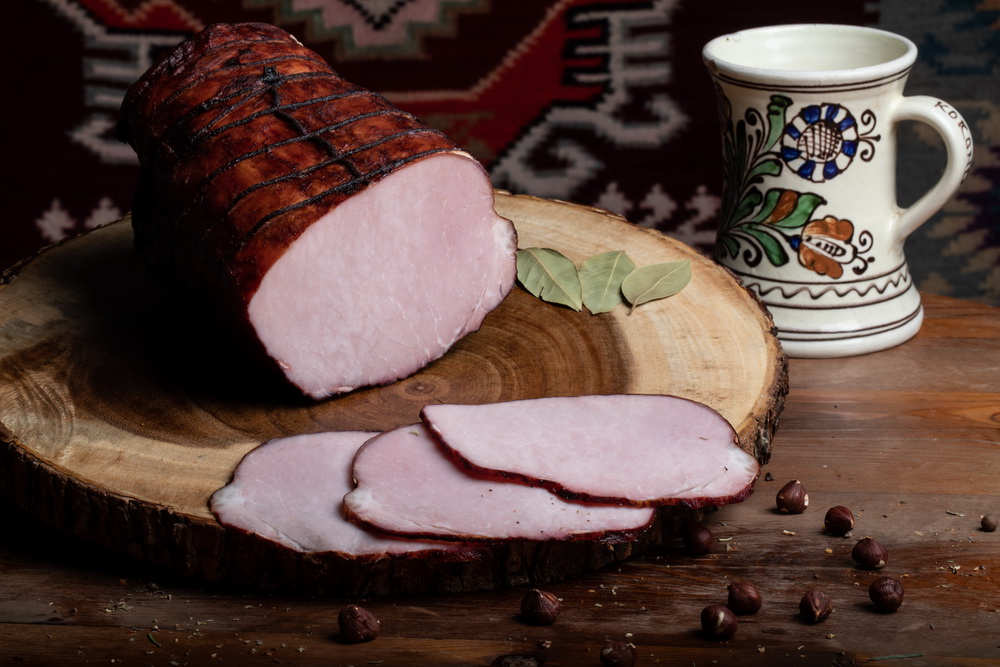 MUŞCHI ŢIGĂNESC: Cotlet de porc fiert și afumat, aromatizat cu condimente naturale.