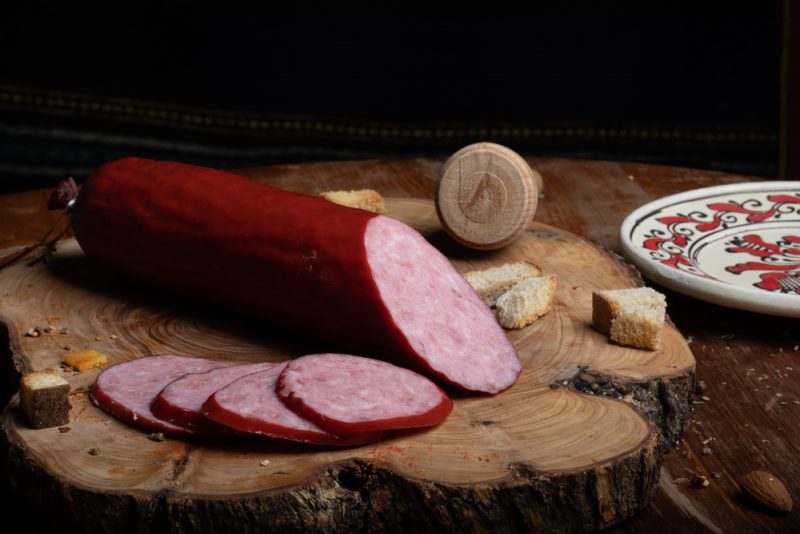 SALAM DE VARĂ: Produs fiert și afumat din carne de porc și vită, aromatizat cu condimente naturale.