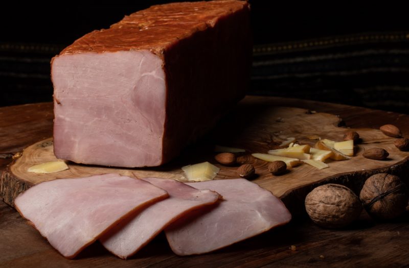 ŞUNCĂ DE SASCA: Amestec din pulpă de porc, condimente și sare, fiert și presat, aromatizat cu coajă de lămâie.