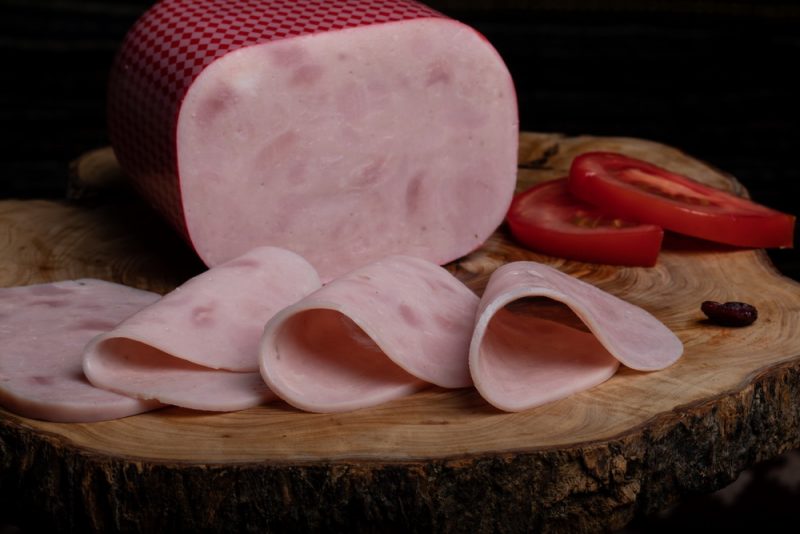 ŞUNCĂ PRESATĂ MIXTĂ: Amestec din pulpă de porc, condimente și sare, fiert și presat.