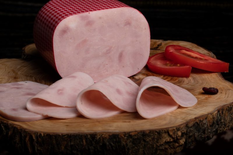 ŞUNCĂ PRESATĂ PORC: Amestec din pulpă de porc, condimente și sare, fiert și presat.