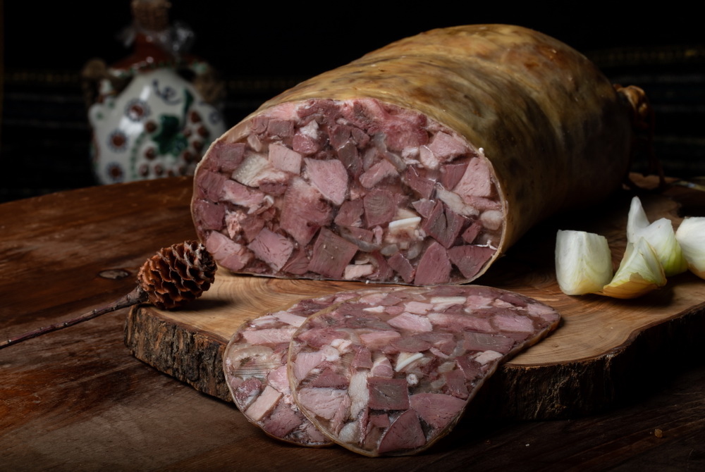 TOBĂ ŢĂRĂNEASCĂ: Carne și organe de porc fierte, aromatizate cu piper, usturoi și ienibahar, afumate în membrană naturală comestibilă.