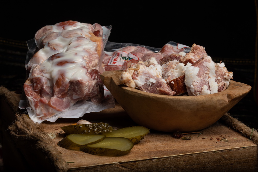 TOCHITURĂ ŢĂRĂNEASCĂ: Produs țărănesc din pulpă de porc și cârnați de casă în untură, aromatizat cu condimente naturale.