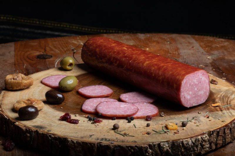 SALAM FRANŢUZESC: Produs fiert și afumat din carne de porc, aromatizat cu condimente naturale.