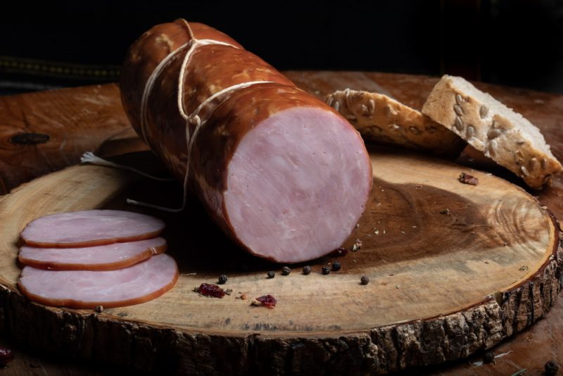 SALAM POIANA: Produs fiert și afumat realizat din carne de porc și condimente naturale.